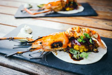 Taco karides veya karides ve sos ile