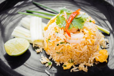 Kızarmış pilav üstüne karides ile