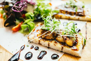 Kaz ciğeri üstünde tepe-in ekmek sos ile