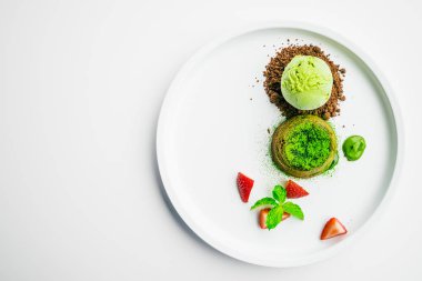 Yeşil çay çikolata lav dondurma ve çilek ile