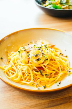 Spagetti ve makarna karides ve sos ile
