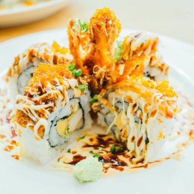 Suşi rulo beyaz tabak içinde