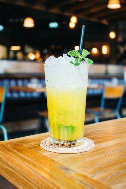 Buzlu suyu cam içmek kokteyl