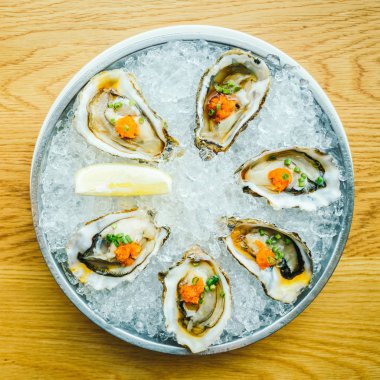 Ham ve taze istiridye kabuğu limon ile