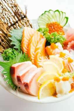 Ham ve taze karışık sashimi somon, ton balığı, hamaji ve diğer