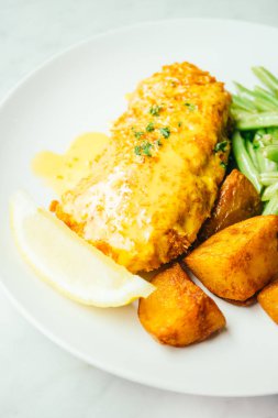 Limon ve sebze kızarmış tavuk biftek