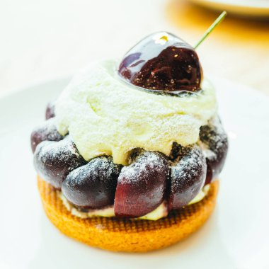 Şekerli tatlı pasta ve tart kiraz ile