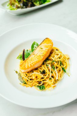 Spagetti ve somon fileto etli makarna