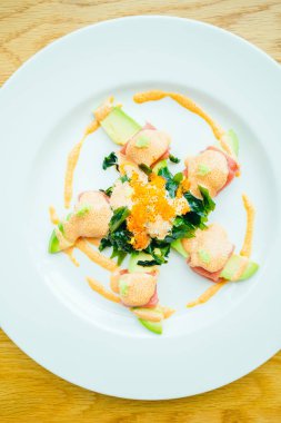 Ton balığı rulo Avokado salatası ile