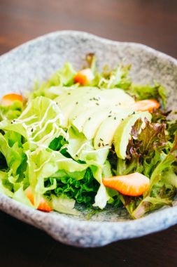 Avokado ve çilek sebze salatası ile