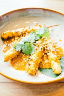 Izgara tavuk eti satay 