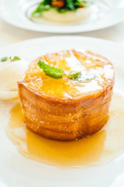 Yumurtalı ekmek tereyağı üstte ve dondurma ile