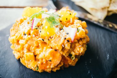 Çiğ taze somon et çiğ siyah plaka