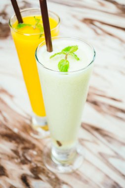 buzlu yeşil karışık meyve güler yüzlü