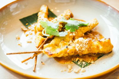 Izgara tavuk eti satay 