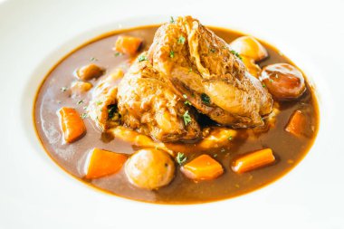 Kırmızı şarap soslu kızarmış tavuk