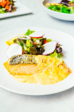 Izgara somon fileto et biftek