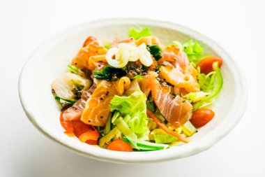 Karışık deniz ürünleri salatası somon balığı kalamar ve diğer balık