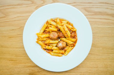 Köfte makarna sosu ile