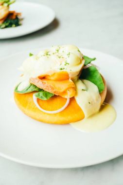 Somon füme ve yumurta benedict ile donut ekmek