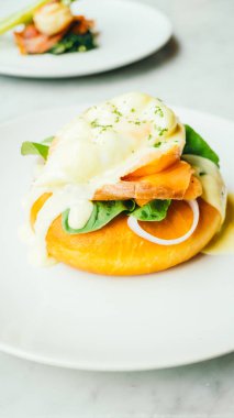 Somon füme ve yumurta benedict ile donut ekmek