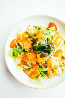 Çiğ taze somon et sashimi sebze salatası ile