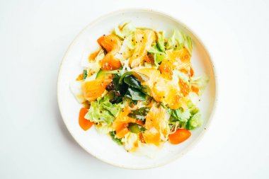 Çiğ taze somon et sashimi sebze salatası ile