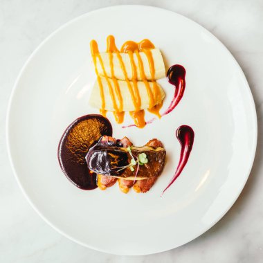 Kaz ciğeri ve ördek eti tatlı sos ile