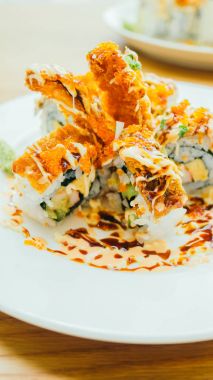 Suşi rulo beyaz tabak içinde