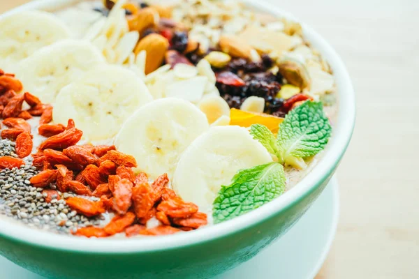 Blandad frukt med müsli och granola — Stockfoto