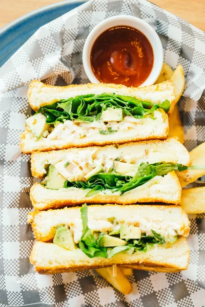 Patates kızartması ile avokado ve tavuk etli sandviç