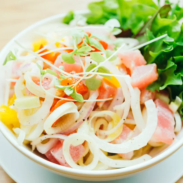 Thon cru et frais avec salade de légumes — Photo