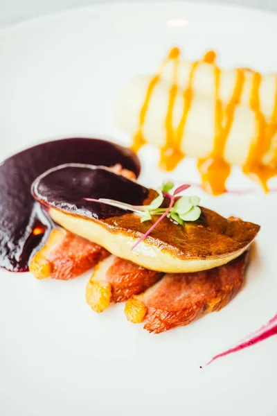 Foie gras i mięso kaczki ze słodkim sosem — Zdjęcie stockowe