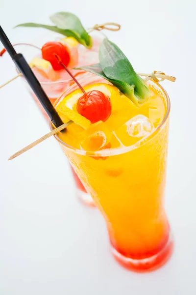 Bicchiere da cocktail con ghiaccio — Foto Stock