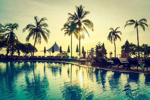 Silhouette coconut palm tree around swimming pool — Stock Photo, Image