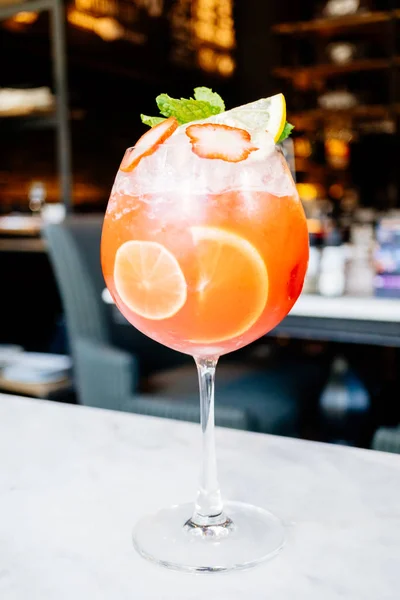Fraise passion fruits cocktails verre à boire — Photo