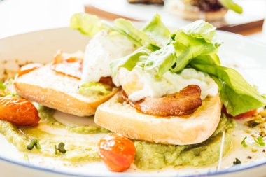 Çılbır avokado sosu ile