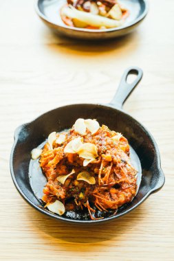 Sarımsaklı kızarmış karides