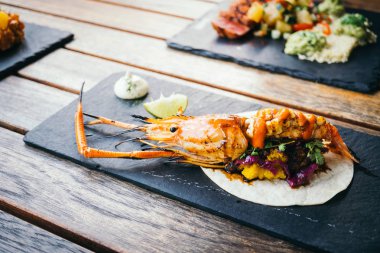 Taco karides veya karides ve sos ile