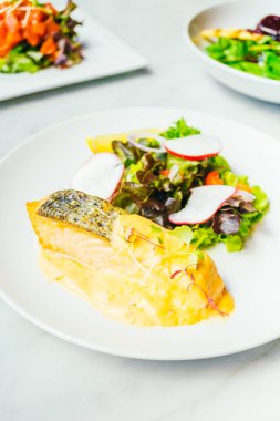 Izgara somon filetosu.