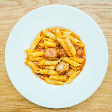 Köfte makarna sosu ile