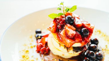 Karışık berry meyve beyaz plaka ile Pancakes