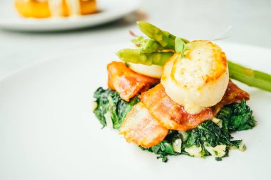 Pastırma ve kuşkonmaz ile tarak shell