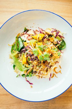 Kızarmış tavuk ve sebze salatası. 