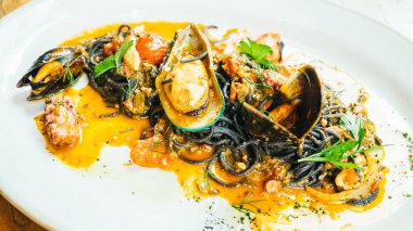 Siyah spagetti ve makarna midye ve kalamar ile