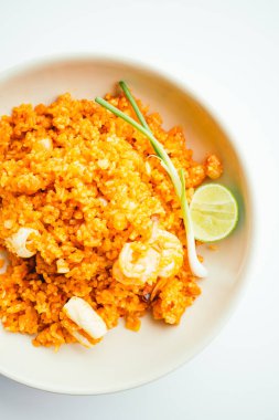 Kızarmış pilav ve deniz ürünleri.