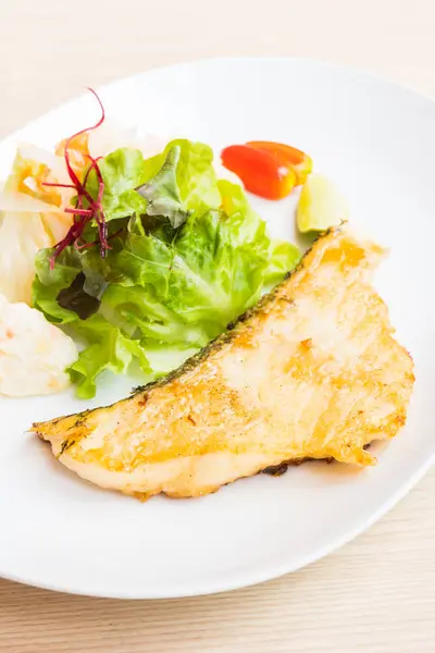 Bife de peixe com legumes — Fotografia de Stock