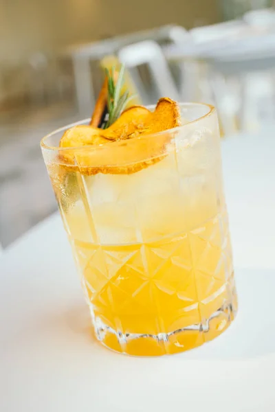 Iced apple cocktails glas — Stockfoto