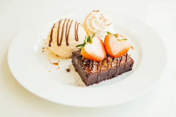 バニラアイスにイチゴとチョコレートのブラウニー ケーキ — ストック写真