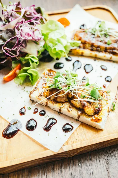 Kaz ciğeri üstünde tepe-in ekmek sos ile